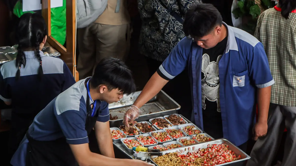 Aktivitas pengunjung dan siswa SMA dari berbagai sekolah di Surabaya belajar enterpreneur dengan berjualan sejumlah makanan daerah hingga internasional saat mengikuti UC Fair & UC Play di area Universitas Ciputra, Sabtu (25/4/2026). (Riana Setiawan/Jawa P