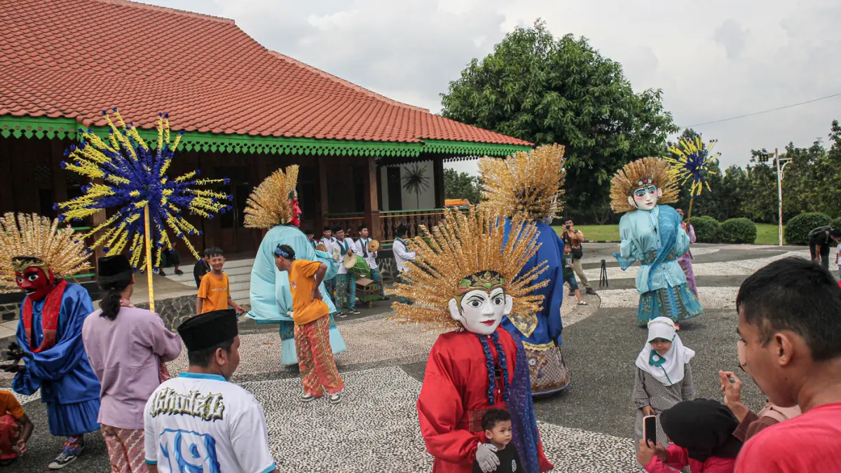 Ondel-ondel menari saat pertunjukan tari Riang Lenggok Betawi Dalam Satu Rasa di UPK Perkampungan Budaya Betawi, Jakarta Selatan, Sabtu (25/04/2026). (Hanung Hambara/Jawa Pos)