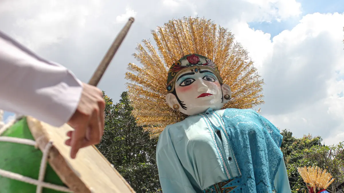 Ondel-ondel menari saat pertunjukan tari Riang Lenggok Betawi Dalam Satu Rasa di UPK Perkampungan Budaya Betawi, Jakarta Selatan, Sabtu (25/04/2026). (Hanung Hambara/Jawa Pos)