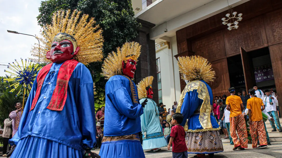 Ondel-ondel menari saat pertunjukan tari Riang Lenggok Betawi Dalam Satu Rasa di UPK Perkampungan Budaya Betawi, Jakarta Selatan, Sabtu (25/04/2026). (Hanung Hambara/Jawa Pos)