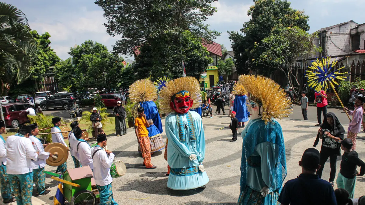 Ondel-ondel menari saat pertunjukan tari Riang Lenggok Betawi Dalam Satu Rasa di UPK Perkampungan Budaya Betawi, Jakarta Selatan, Sabtu (25/04/2026). (Hanung Hambara/Jawa Pos)