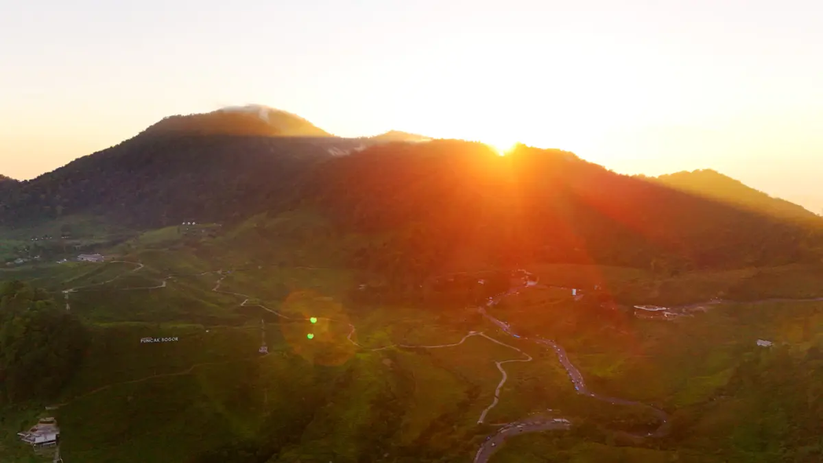 Indahnya Melihat Sunrise Dari Kawasan Puncak Bogor - Image
