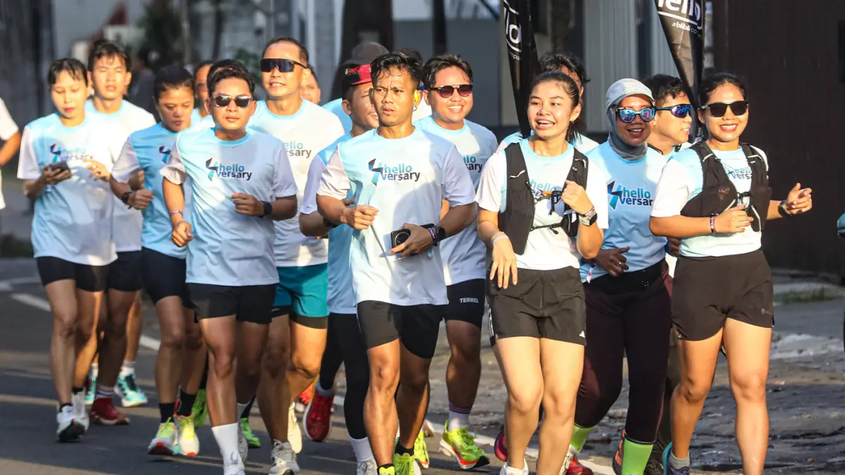 Peserta mengikuti kegiatan 5K Fun Run Helloversary di Jakarta, Sabtu (25/4/2026). (Salman Toyibi/Jawa Pos)