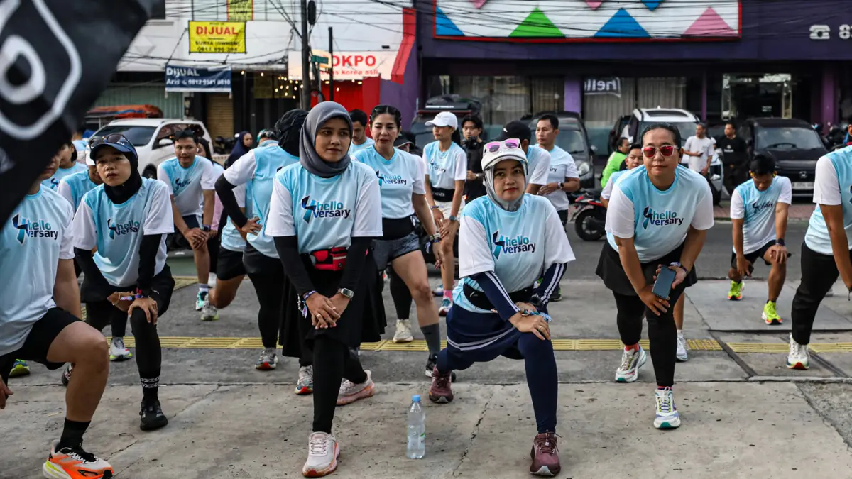 Peserta mengikuti kegiatan 5K Fun Run Helloversary di Jakarta, Sabtu (25/4/2026). (Salman Toyibi/Jawa Pos)
