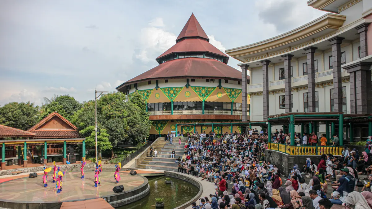 Sejumlah sanggar tari menampilkan tari bersama saat digelar pertunjukan tari Riang Lenggok Betawi Dalam Satu Rasa di Amphitheater UPK Perkampungan Budaya Betawi, Jakarta Selatan, Sabtu (25/04/2026). (Hanung Hambara/Jawa Pos)