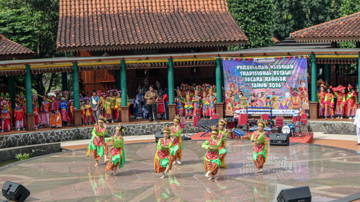Sejumlah sanggar tari menampilkan tari bersama saat digelar pertunjukan tari Riang Lenggok Betawi Dalam Satu Rasa di Amphitheater UPK Perkampungan Budaya Betawi, Jakarta Selatan, Sabtu (25/04/2026). (Hanung Hambara/Jawa Pos)