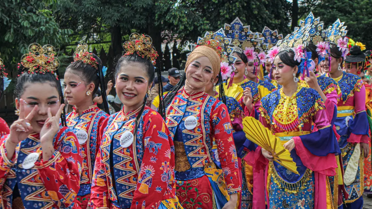 Sejumlah sanggar tari menampilkan tari bersama saat digelar pertunjukan tari Riang Lenggok Betawi Dalam Satu Rasa di Amphitheater UPK Perkampungan Budaya Betawi, Jakarta Selatan, Sabtu (25/04/2026). (Hanung Hambara/Jawa Pos)