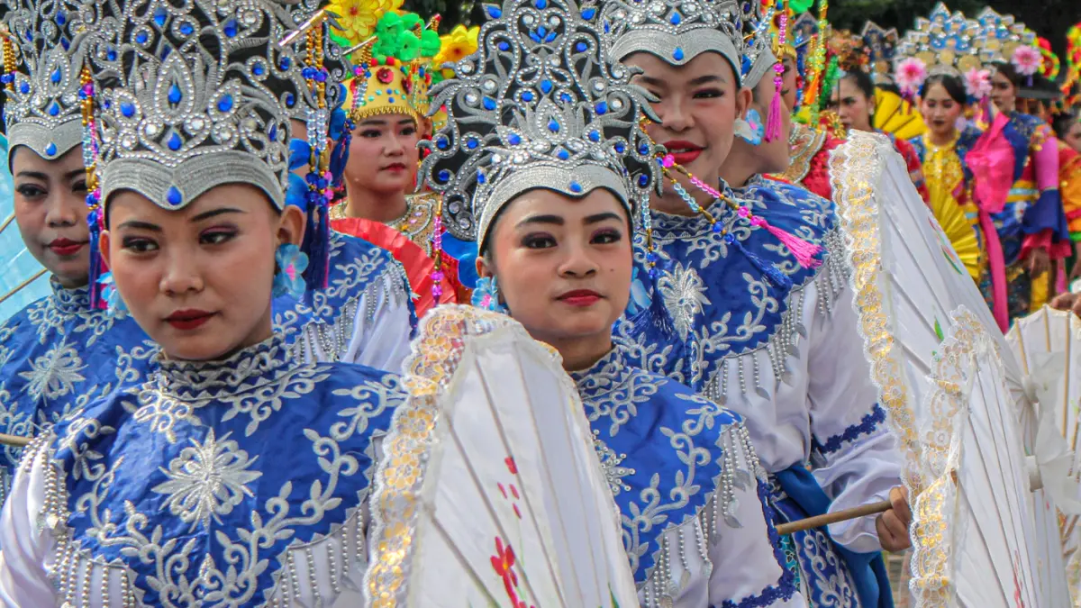 Sejumlah sanggar tari menampilkan tari bersama saat digelar pertunjukan tari Riang Lenggok Betawi Dalam Satu Rasa di Amphitheater UPK Perkampungan Budaya Betawi, Jakarta Selatan, Sabtu (25/04/2026). (Hanung Hambara/Jawa Pos)