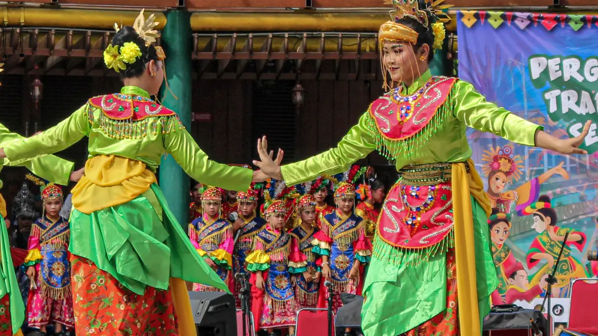Sejumlah sanggar tari menampilkan tari bersama saat digelar pertunjukan tari Riang Lenggok Betawi Dalam Satu Rasa di Amphitheater UPK Perkampungan Budaya Betawi, Jakarta Selatan, Sabtu (25/04/2026). (Hanung Hambara/Jawa Pos)