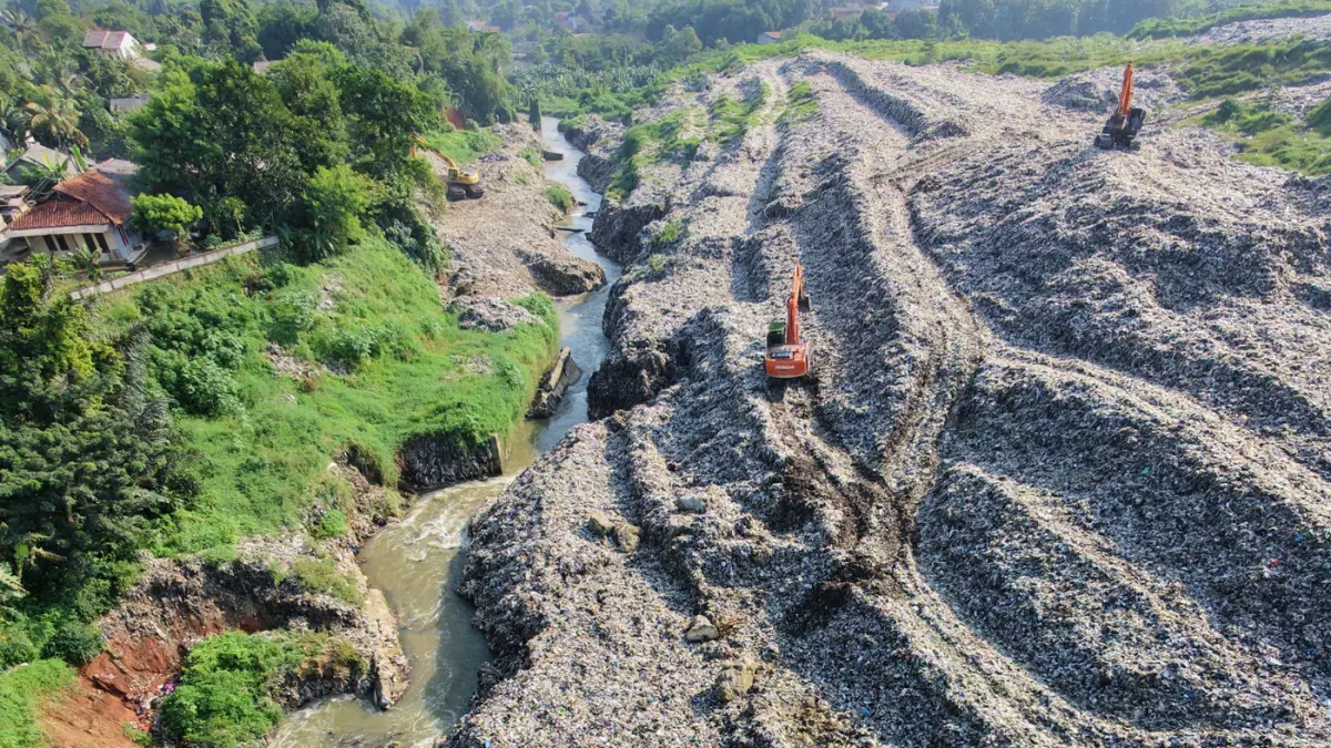 Suasana Kali Pesanggrahan yang menyempit alibat longsoran timbunan sampah TPA Cipayung di kawasan Pasir Putih, Depok, Jawa Barat, Senin (27/04/2026).