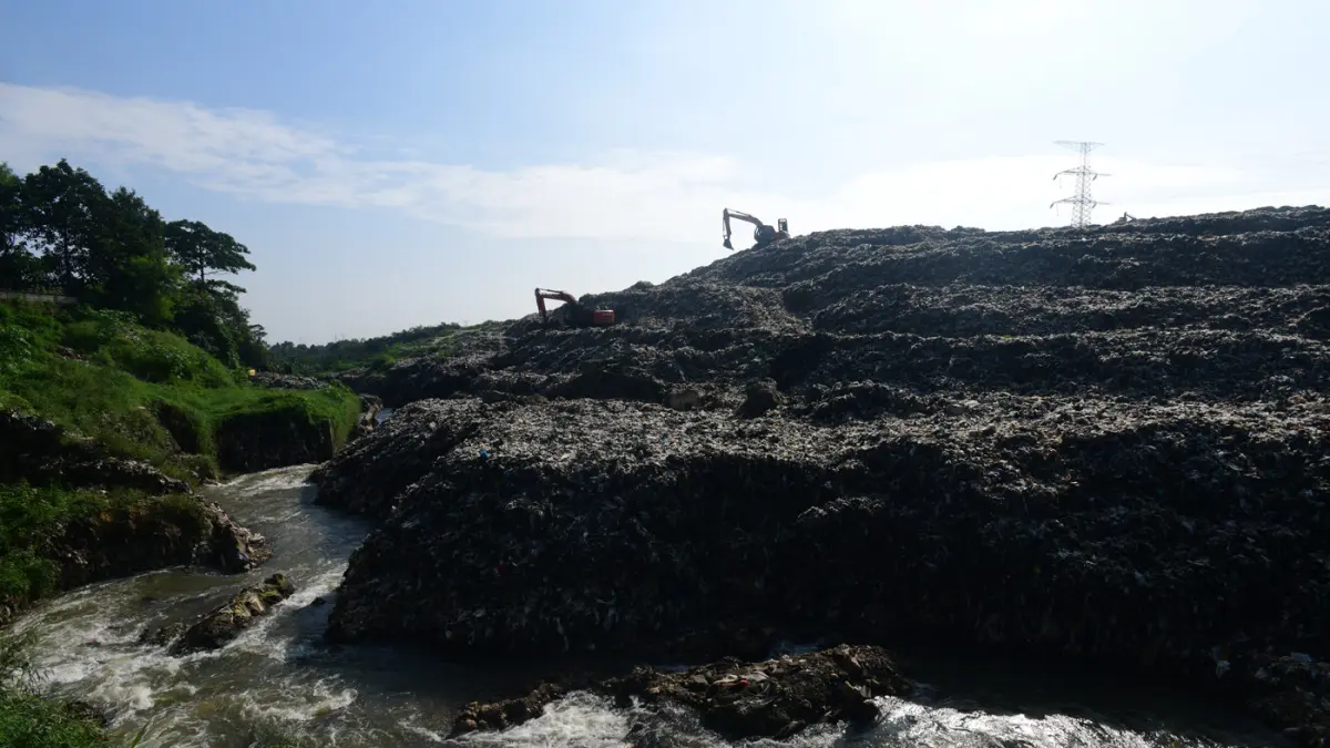 Suasana Kali Pesanggrahan yang menyempit alibat longsoran timbunan sampah TPA Cipayung di kawasan Pasir Putih, Depok, Jawa Barat, Senin (27/04/2026). (Dery Ridwansah/ JawaPos.com)