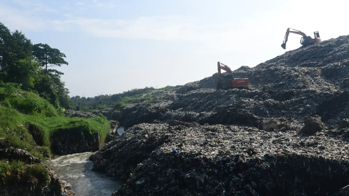 Suasana Kali Pesanggrahan yang menyempit alibat longsoran timbunan sampah TPA Cipayung di kawasan Pasir Putih, Depok, Jawa Barat, Senin (27/04/2026). (Dery Ridwansah/ JawaPos.com)