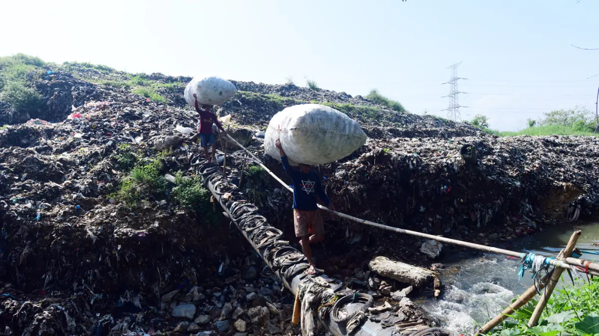 Kali Pesanggrahan Tercemar Sampah TPA Cipayung - Image
