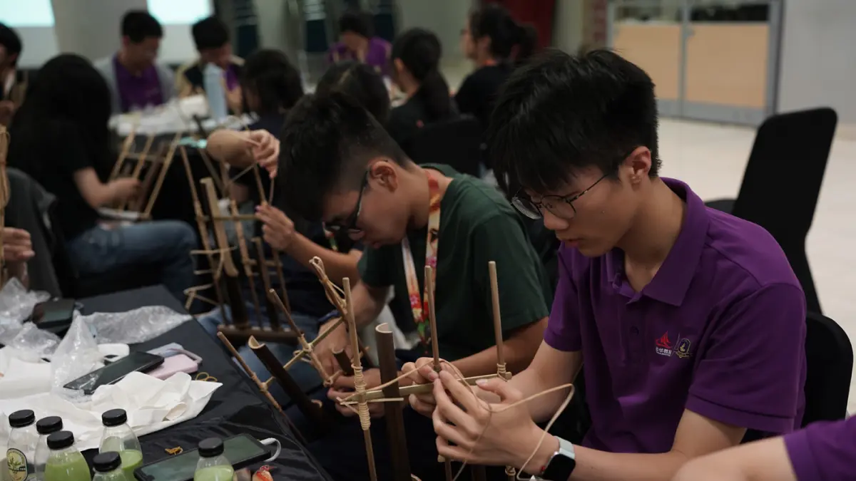 Workshop Angklung Making bersama delegasi APYLC 2026