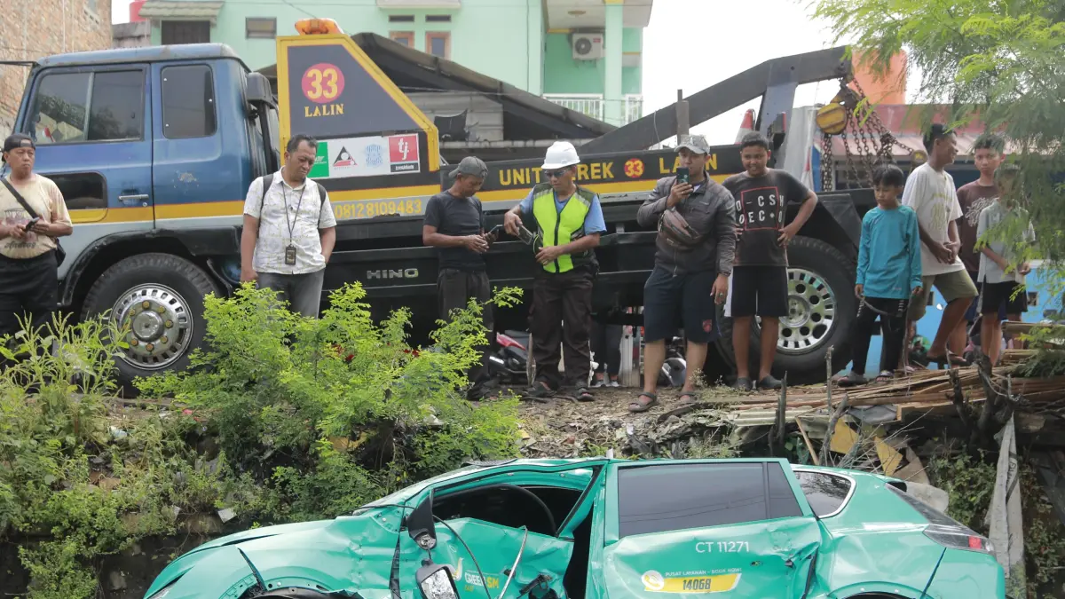Penampakan Taksi Green yang tertabrak KRL Commuterline yang di Stasiun Bekasi Timur, Bekasi, Jawa Barat, Selasa (28/4/2026). (Dery Ridwansah/ JawaPos.com)