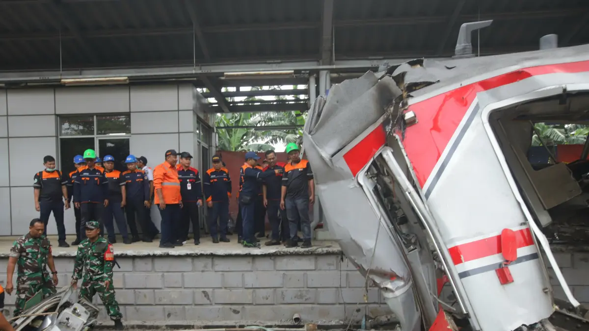 Petugas mengevakuasi gerbong KRL Commuterline yang tabrakan dengan KA Argo Bromo Anggrek di Stasiun Bekasi Timur, Bekasi, Jawa Barat, Selasa (28/4/2026). (Dery Ridwansah/ JawaPos.com)