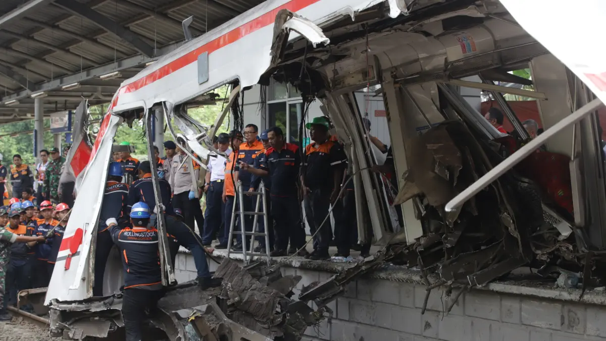 Evakuasi Tabrakan KA-KRL di stasiun Bekasi Timur - Image