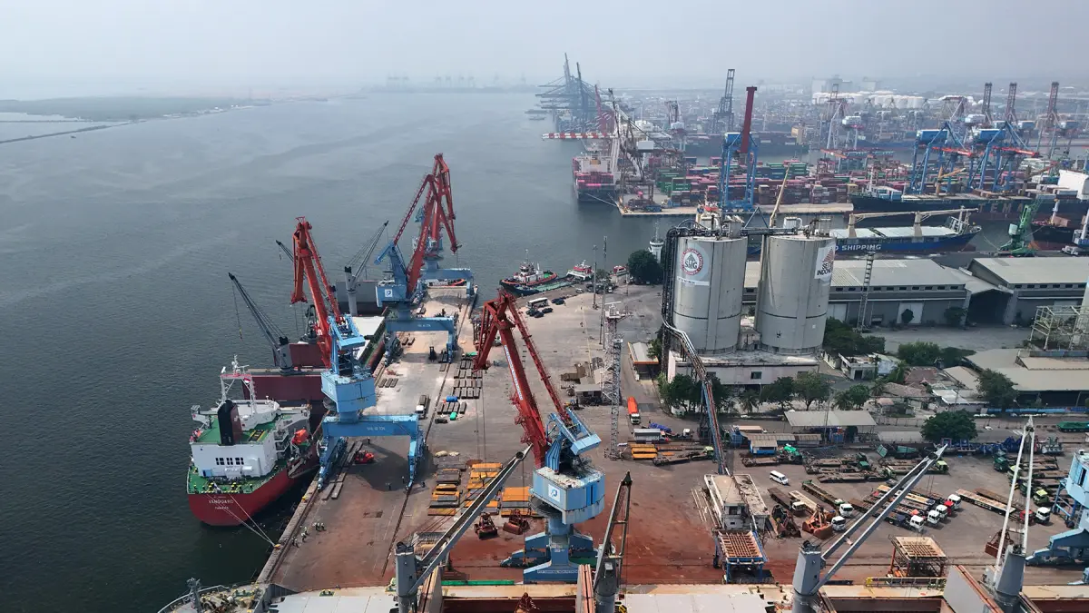 defaultPekerja tampak melakukan aktivitas bongkar muat di area pelabuhan Tanjung Priok, Jakarta, Rabu (29/4/2026). PTP Nonpetikemas terus memperkuat perannya sebagai operator terminal multipurpose melalui pengembangan layanan, transformasi digital, dan pe