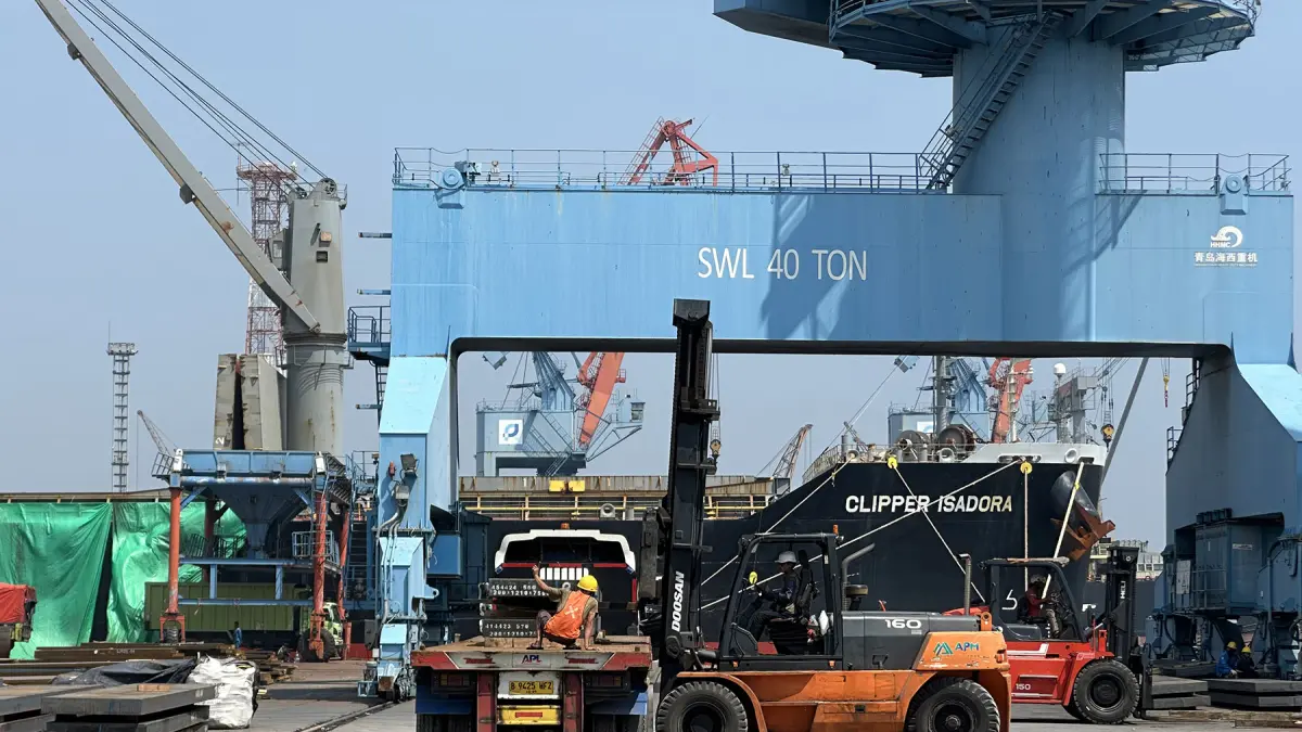 Pekerja tampak melakukan aktivitas bongkar muat di area pelabuhan Tanjung Priok, Jakarta, Rabu (29/4/2026). PTP Nonpetikemas terus memperkuat perannya sebagai operator terminal multipurpose melalui pengembangan layanan, transformasi digital, dan peningkat