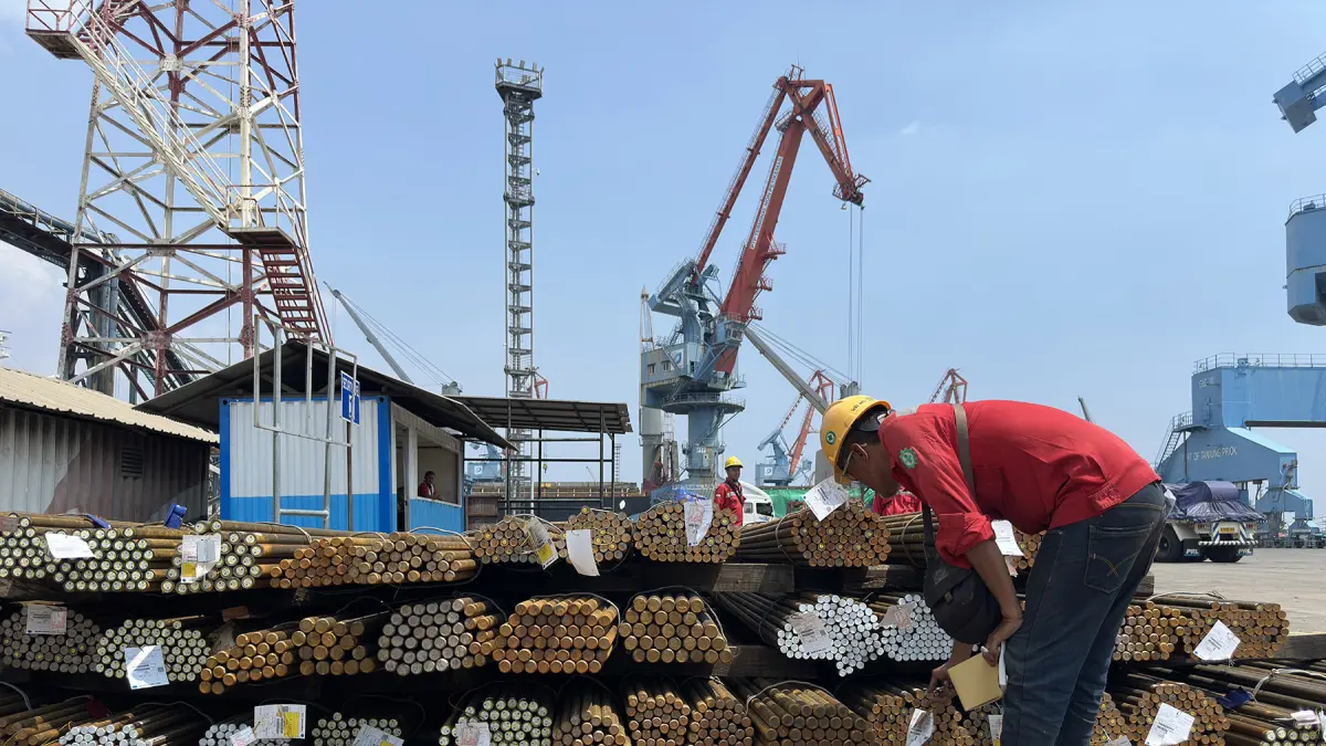 Pekerja tampak melakukan aktivitas bongkar muat di area pelabuhan Tanjung Priok, Jakarta, Rabu (29/4/2026). PTP Nonpetikemas terus memperkuat perannya sebagai operator terminal multipurpose melalui pengembangan layanan, transformasi digital, dan peningkat