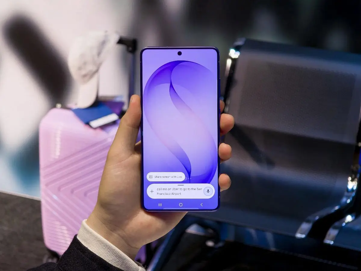 Samsung melalui Galaxy S26 Series menghadirkan fitur Privacy Display, teknologi perlindungan layar pertama di dunia yang bekerja hingga tingkat piksel untuk membatasi sudut pandang, sehingga hanya pengguna yang dapat melihat konten secara jelas/(Istimewa).