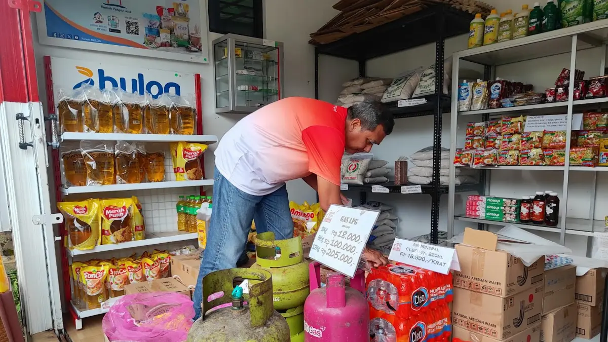 Anggota Koperasi Kelurahan Merah Putih Gedawang Yamini sedang berbelanja tabung gas. (KHAFIFAH ARINI PUTRI/JAWA POS RADAR SEMARANG)
