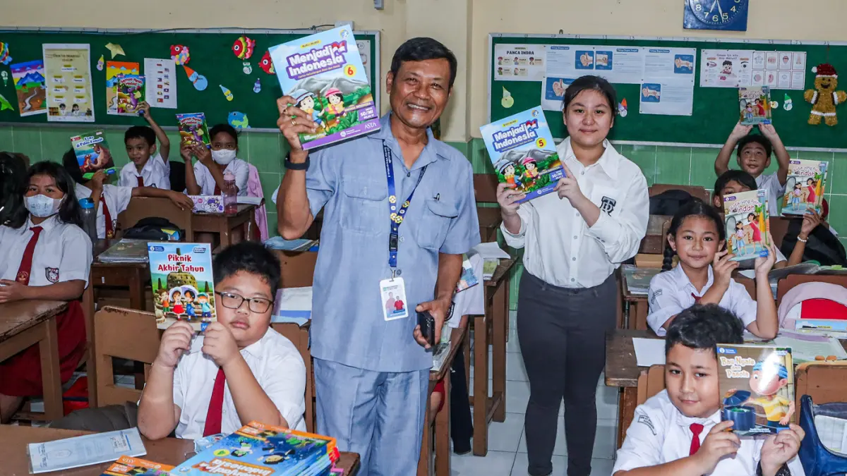 Caitlin Gabrielle Alim membagikan buku dalam kampanye Sejuta Buku di SDK St. Vincentius 1, kemarin (27/4). (Riana Setiawan/Jawa Pos)