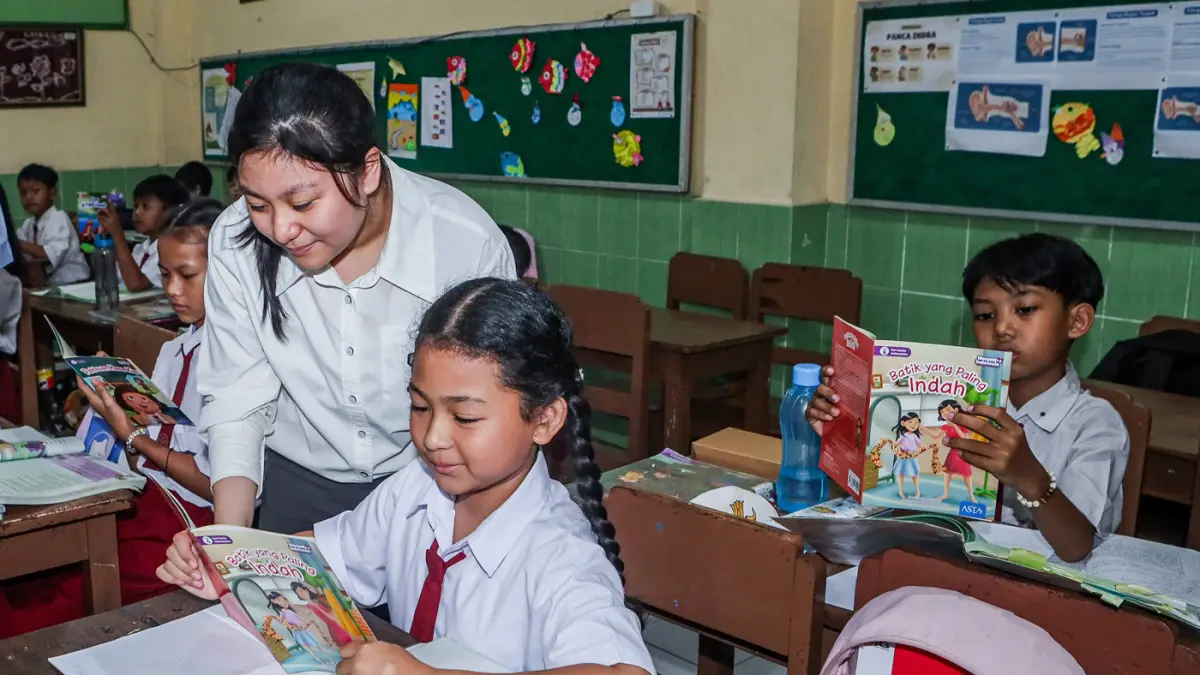 Caitlin Gabrielle Alim membagikan buku dalam kampanye Sejuta Buku di SDK St. Vincentius 1, kemarin (27/4). (Riana Setiawan/Jawa Pos)