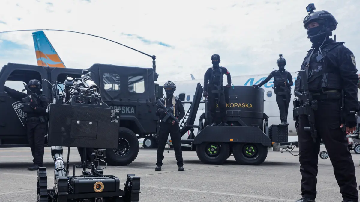 Robot penjinak bahan peledak membantu Prajurit Komando Pasukan Katak (Kopaska) menggelar Latihan Pasukan Khusus (Latpassu) Tahun Anggaran 2026 di area Apron Bandara Internasional Juanda, Foto bersama Prajurit Komando Pasukan Katak (Kopaska) usai mengelar