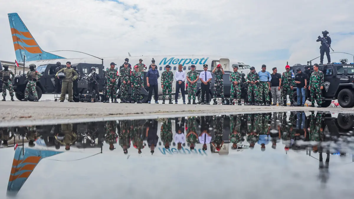 Foto bersama Prajurit Komando Pasukan Katak (Kopaska) usai mengelar Latihan Pasukan Khusus (Latpassu) Tahun Anggaran 2026 di area Apron Bandara Internasional Juanda, Selasa (28/4/2026). (Riana Setiawan/Jawa Pos)