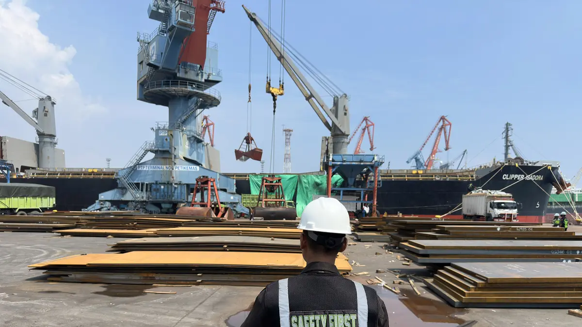 Pekerja tampak melakukan aktivitas bongkar muat di area pelabuhan Tanjung Priok, Jakarta, Rabu (29/4/2026). PTP Nonpetikemas terus memperkuat perannya sebagai operator terminal multipurpose melalui pengembangan layanan, transformasi digital, dan peningkat