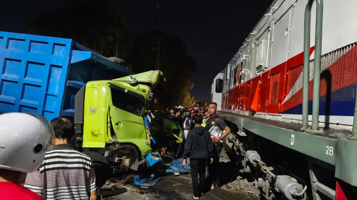 Detik-detik KA Commuter Dhoho Tabrak Truk Mogok di Perlintasan Blitar, Tak Ada Korban Jiwa - Image