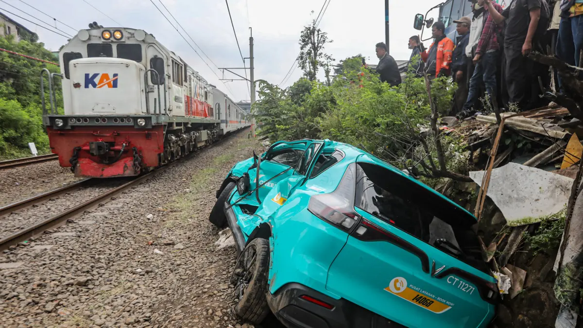 Kondisi mobil taksi yang diduga menjadi penyebab kecelakaan KRL Commuterline dan KA Argo Bromo Anggrek relasi Gambir-Surabaya Pasar Turi di Stasiun Bekasi Timur, Bekasi, Jawa Barat, Selasa (28/4/2026). (Salman Toyibi/Jawa Pos)