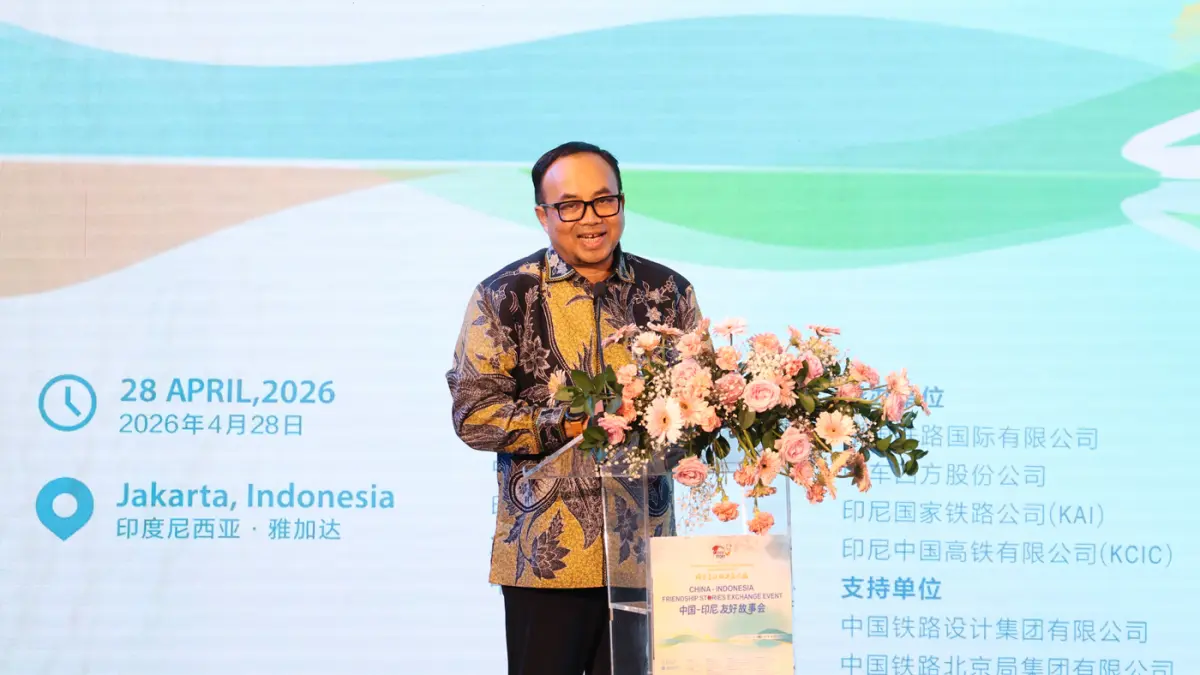 President Director PT Kereta Cepat Indonesia China (KCIC) Dwiyana Slamet Riyadi memberikan kata sambutan pada acara China-Indonesia Friendship Stories Exchange Event di Stasiun Kereta Cepat Whoosh Halim, Jakarta Timur, Selasa (28/4/2026). (Dery Ridwansah/