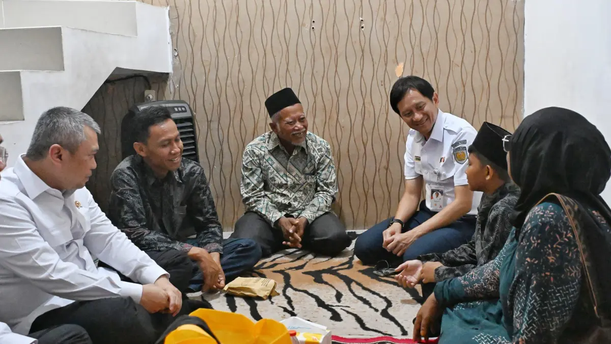 Melayat Korban Kecelakaan Kereta Bekasi: Menhub Dudy Pastikan Santunan, PT KAI Siapkan Beasiswa Pendidikan - Image