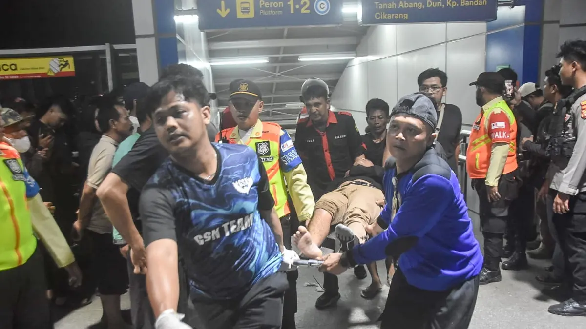 Petugas evakuasi korban kecelakaan kereta rel listrik (KRL) Commuter Line dengan kereta jarak jauh di Stasiun Bekasi Timur, Bekasi, Jawa Barat, Senin (27/4/2026). (Raiza Septianto/Radar Bekasi)