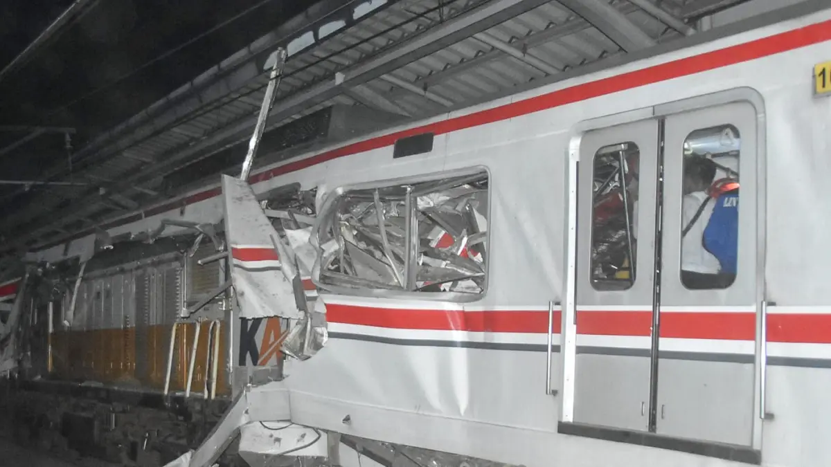 Petugas evakuasi korban kecelakaan kereta rel listrik (KRL) Commuter Line dengan kereta jarak jauh di Stasiun Bekasi Timur, Bekasi, Jawa Barat, Senin (27/4/2026). (Raiza Septianto/Radar Bekasi)