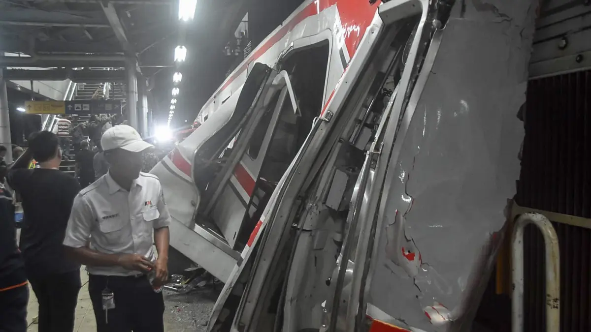 Petugas evakuasi korban kecelakaan kereta rel listrik (KRL) Commuter Line dengan kereta jarak jauh di Stasiun Bekasi Timur, Bekasi, Jawa Barat, Senin (27/4/2026). (Raiza Septianto/Radar Bekasi)