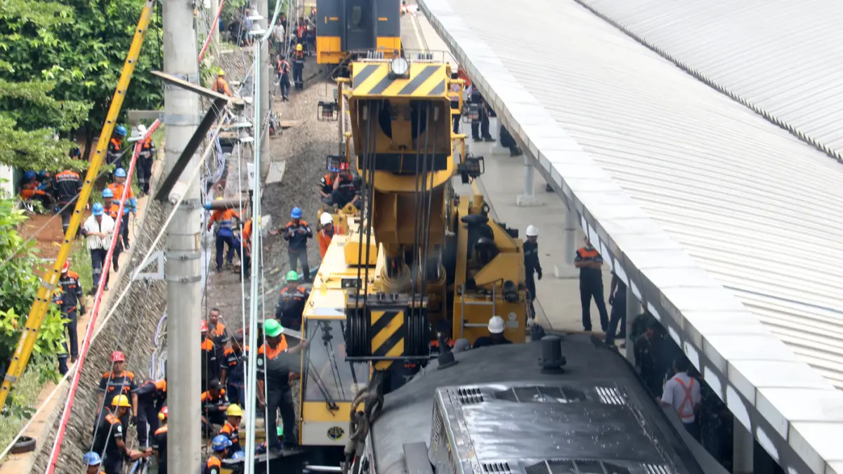 Petugas mengevakuasi gerbong KRL Commuterline dan KA Argo Bromo Anggrek relasi Gambir-Surabaya Pasar Turi pascakecelakaan di Stasiun Bekasi Timur, Bekasi, Jawa Barat, Selasa (28/4/2026). (Dery Ridwansah/ JawaPos.com)