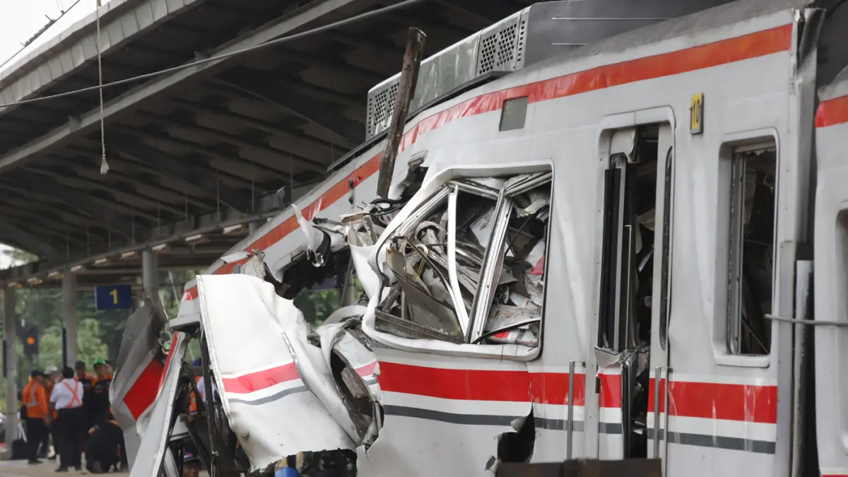Petugas mengevakuasi gerbong KRL Commuterline dan KA Argo Bromo Anggrek relasi Gambir-Surabaya Pasar Turi pascakecelakaan di Stasiun Bekasi Timur, Bekasi, Jawa Barat, Selasa (28/4/2026). (Dery Ridwansah/ JawaPos.com)