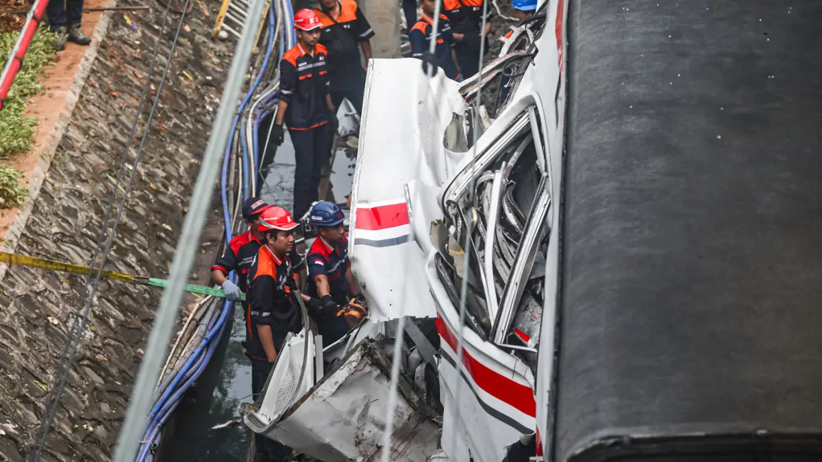 Petugas mengevakuasi gerbong KRL Commuterline dan KA Argo Bromo Anggrek relasi Gambir-Surabaya Pasar Turi pascakecelakaan di Stasiun Bekasi Timur, Bekasi, Jawa Barat, Selasa (28/4/2026). (Salman Toyibi/Jawa Pos)