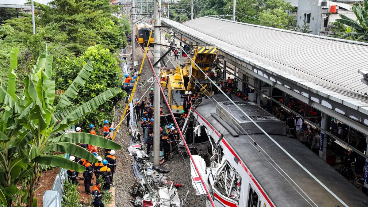 Petugas mengevakuasi gerbong KRL Commuterline dan KA Argo Bromo Anggrek relasi Gambir-Surabaya Pasar Turi pascakecelakaan di Stasiun Bekasi Timur, Bekasi, Jawa Barat, Selasa (28/4/2026). (Salman Toyibi/Jawa Pos)
