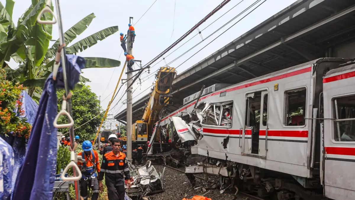 Petugas mengevakuasi gerbong KRL Commuterline dan KA Argo Bromo Anggrek relasi Gambir-Surabaya Pasar Turi pascakecelakaan di Stasiun Bekasi Timur, Bekasi, Jawa Barat, Selasa (28/4/2026). (Salman Toyibi/Jawa Pos)