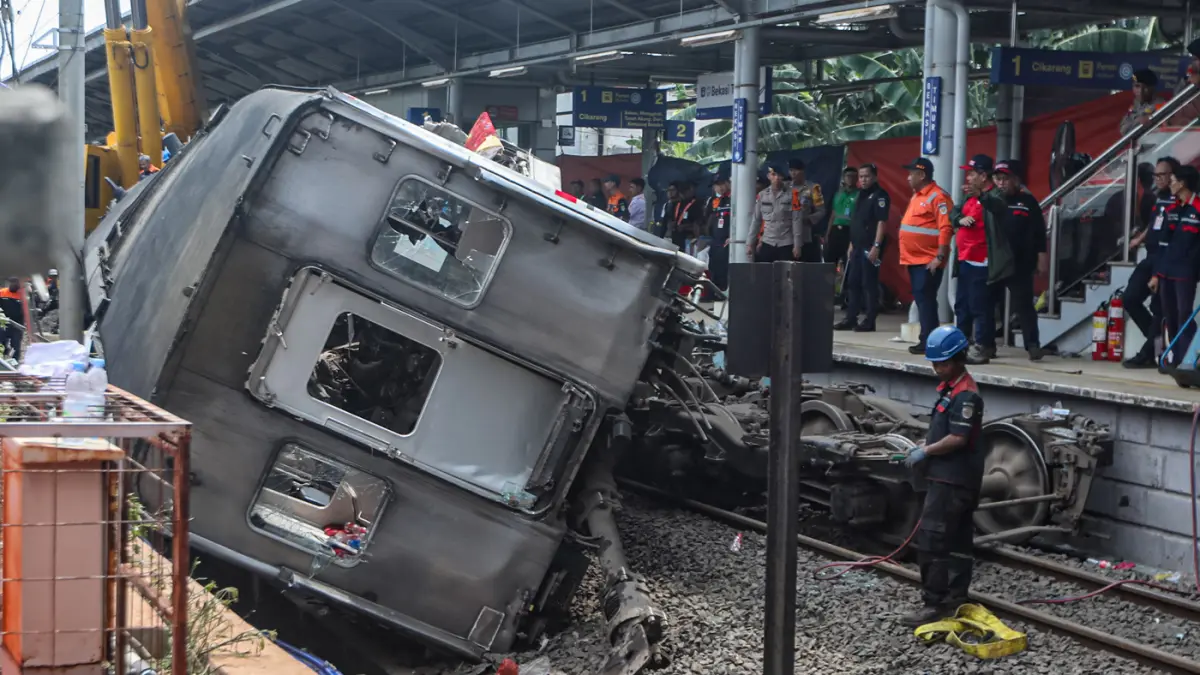 Petugas mengevakuasi gerbong KRL Commuterline dan KA Argo Bromo Anggrek relasi Gambir-Surabaya Pasar Turi pascakecelakaan di Stasiun Bekasi Timur, Bekasi, Jawa Barat, Selasa (28/4/2026). (Salman Toyibi/Jawa Pos)