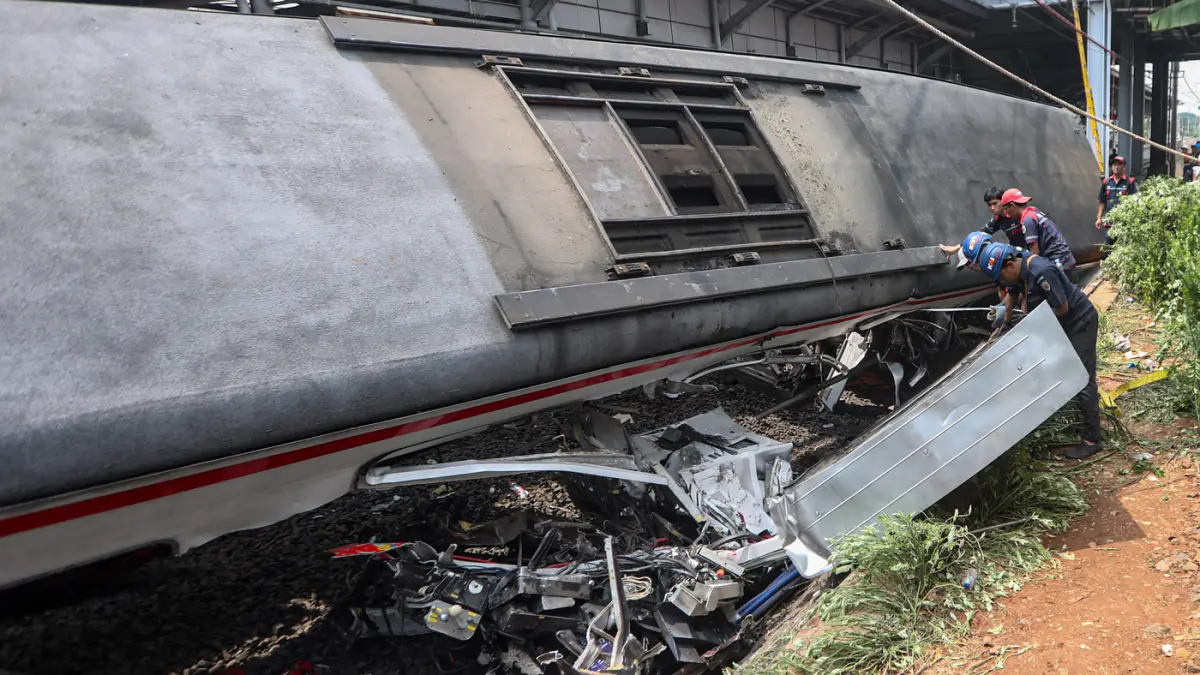 Petugas mengevakuasi gerbong KRL Commuterline dan KA Argo Bromo Anggrek relasi Gambir-Surabaya Pasar Turi pascakecelakaan di Stasiun Bekasi Timur, Bekasi, Jawa Barat, Selasa (28/4/2026). (Salman Toyibi/Jawa Pos)