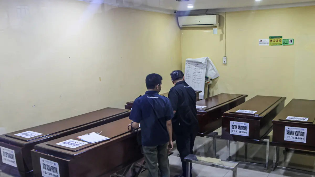 Petugas mengidentifikasi orang yangkorban kecelakaan kereta di RS Polri Kramatjati, Jakarta, Selasa (28/04/2026). (Hanung Hambara/Jawa Pos)