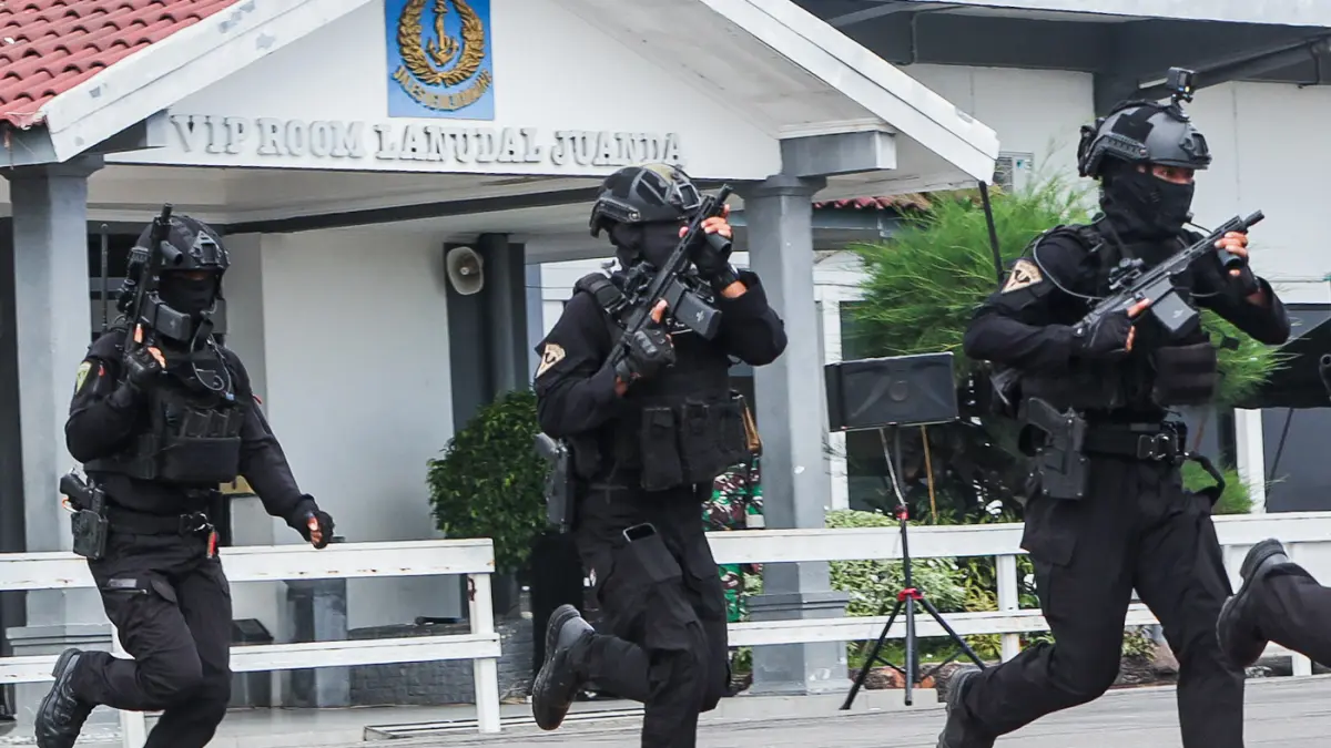Prajurit Komando Pasukan Katak (Kopaska) menggelar Latihan Pasukan Khusus (Latpassu) Tahun Anggaran 2026 di area Apron Bandara Internasional Juanda, Selasa (28/4/2026). (Riana Setiawan/Jawa Pos)