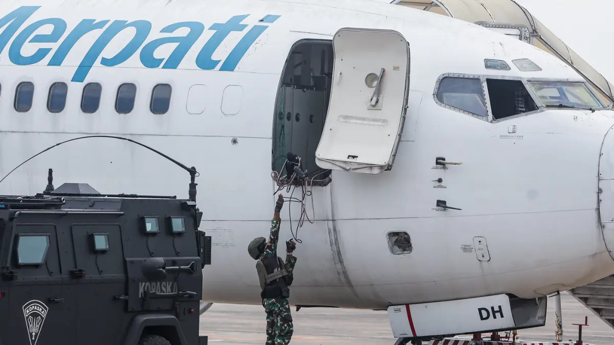 Prajurit Komando Pasukan Katak (Kopaska) menggelar Latihan Pasukan Khusus (Latpassu) Tahun Anggaran 2026 di area Apron Bandara Internasional Juanda, Selasa (28/4/2026). (Riana Setiawan/Jawa Pos)
