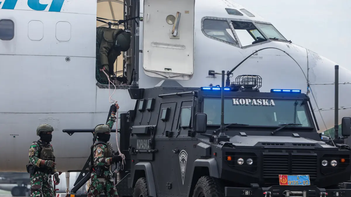 Prajurit Komando Pasukan Katak (Kopaska) menggelar Latihan Pasukan Khusus (Latpassu) Tahun Anggaran 2026 di area Apron Bandara Internasional Juanda, Selasa (28/4/2026). (Riana Setiawan/Jawa Pos)