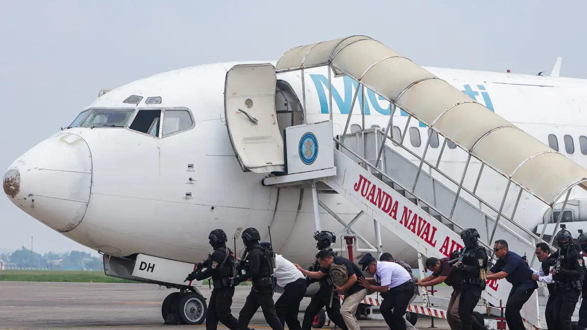 Prajurit Komando Pasukan Katak (Kopaska) menggelar Latihan Pasukan Khusus (Latpassu) Tahun Anggaran 2026 di area Apron Bandara Internasional Juanda, Selasa (28/4/2026). (Riana Setiawan/Jawa Pos)